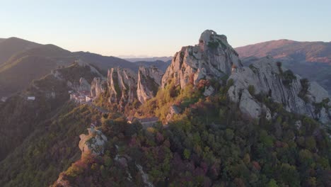 Dolomiti-Lucane-Bergkette-Felsklippen-Während-Der-Goldenen-Stunde,-Antenne