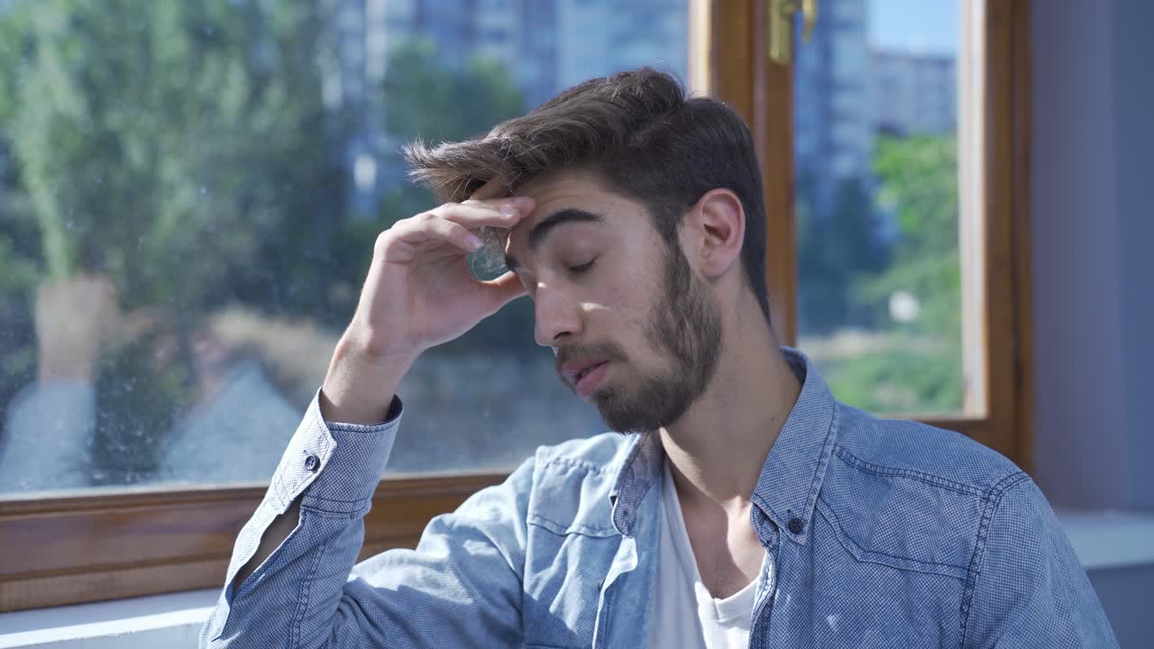 un hombre infeliz e inquieto. el hombre tiene una mala vida.