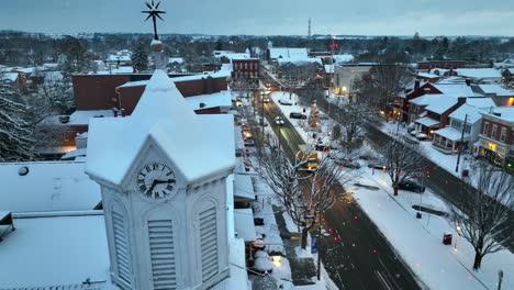 campanas de iglesia navideñas durante la tormenta de nieve invernal