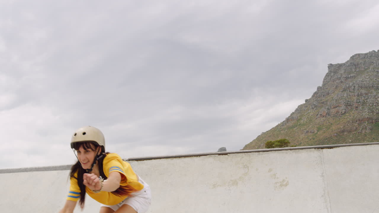 женщина катается на роликах в скейтпарке