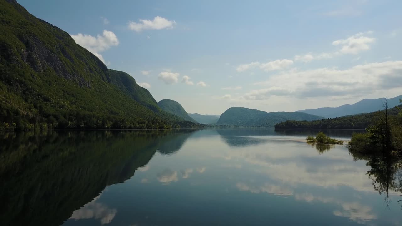 Yaz aylarında tüm ihtişamıyla Bohinj Gölü. Muhteşem Triglav Milli Parkı.