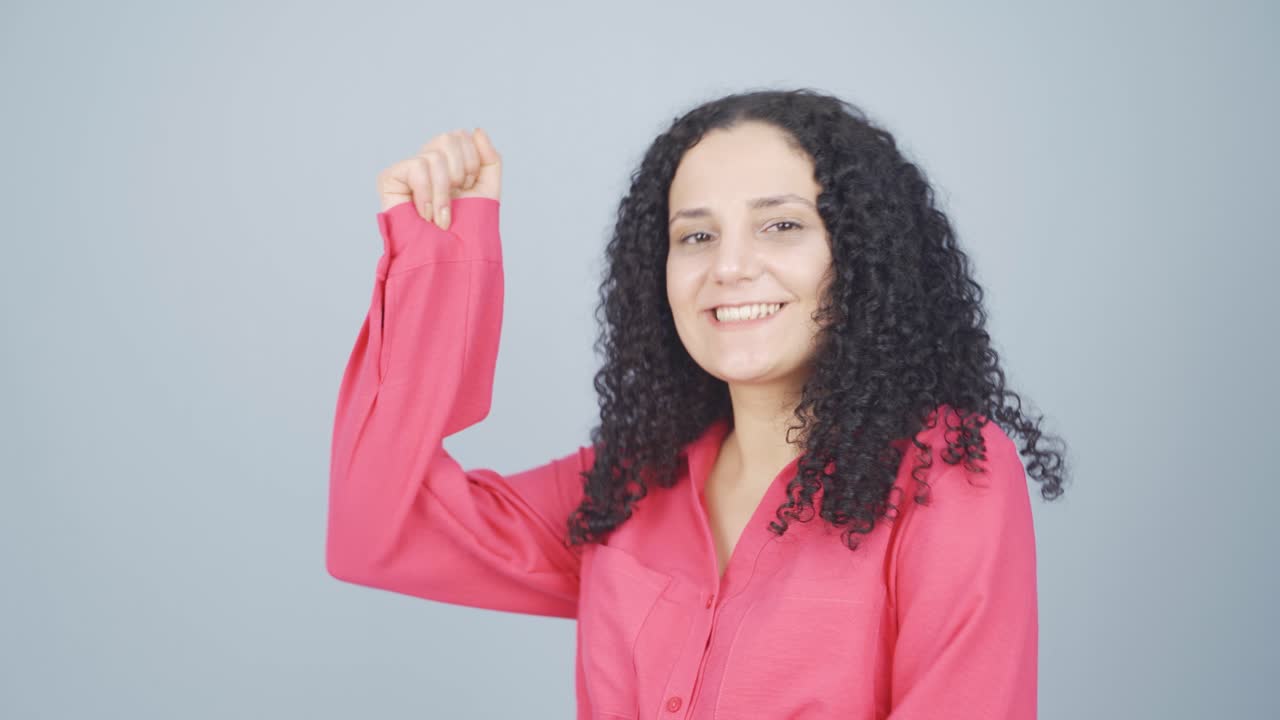 una joven feliz bailando.