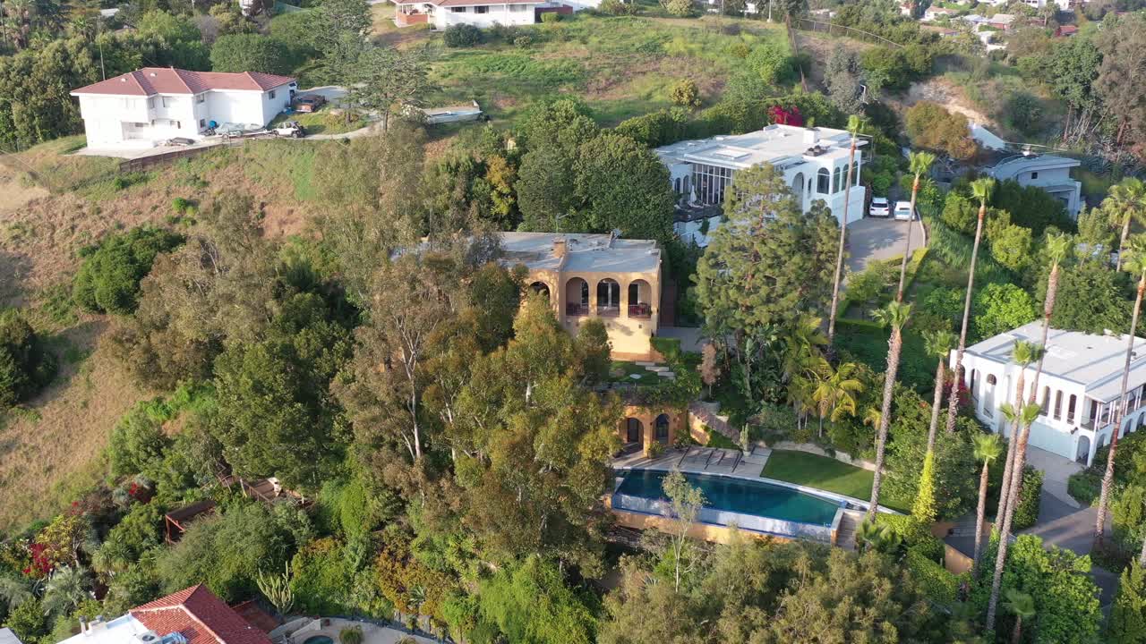 las mansiones de un millón de dólares en hollywood hills, california, vista aérea