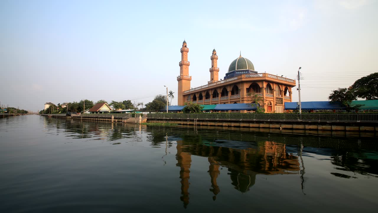 masjid yamiun ibada (ban thang khwai) es una hermosa mezquita en bangkok, tailandia