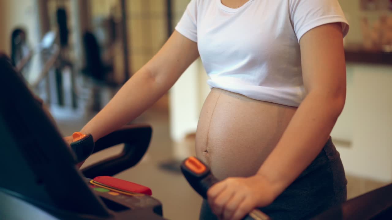 активные беременные женщины тренируются в фитнес-центре.