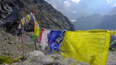 banderas de oración de montaña que fluyen en el viento en la cima de la montaña en un día soleado