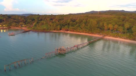 Vuelo-Al-Atardecer-Alrededor-Del-Muelle