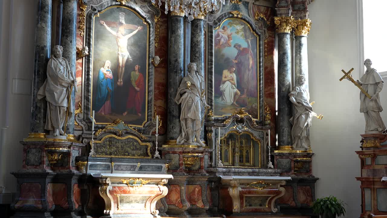 Záběry komplikovaného náboženského umění a architektury v bočních kaplích kostela v Einsiedelnu