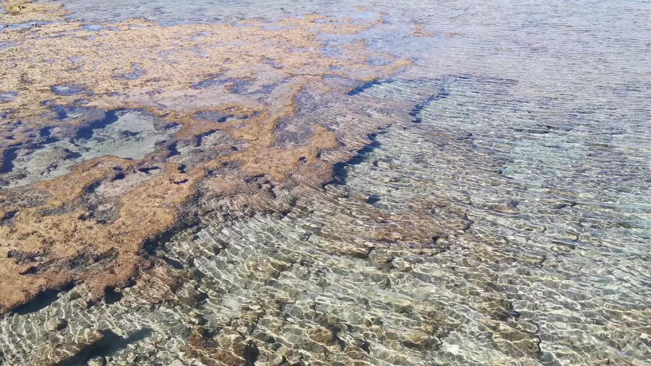 바다의 파도, 바위, 모래의 모습. 바다 해안의 물 배경