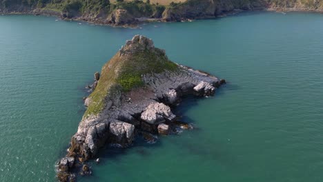 Thatcher-Rock-Island-En-La-Costa-Del-Reino-Unido,-órbita-Aérea