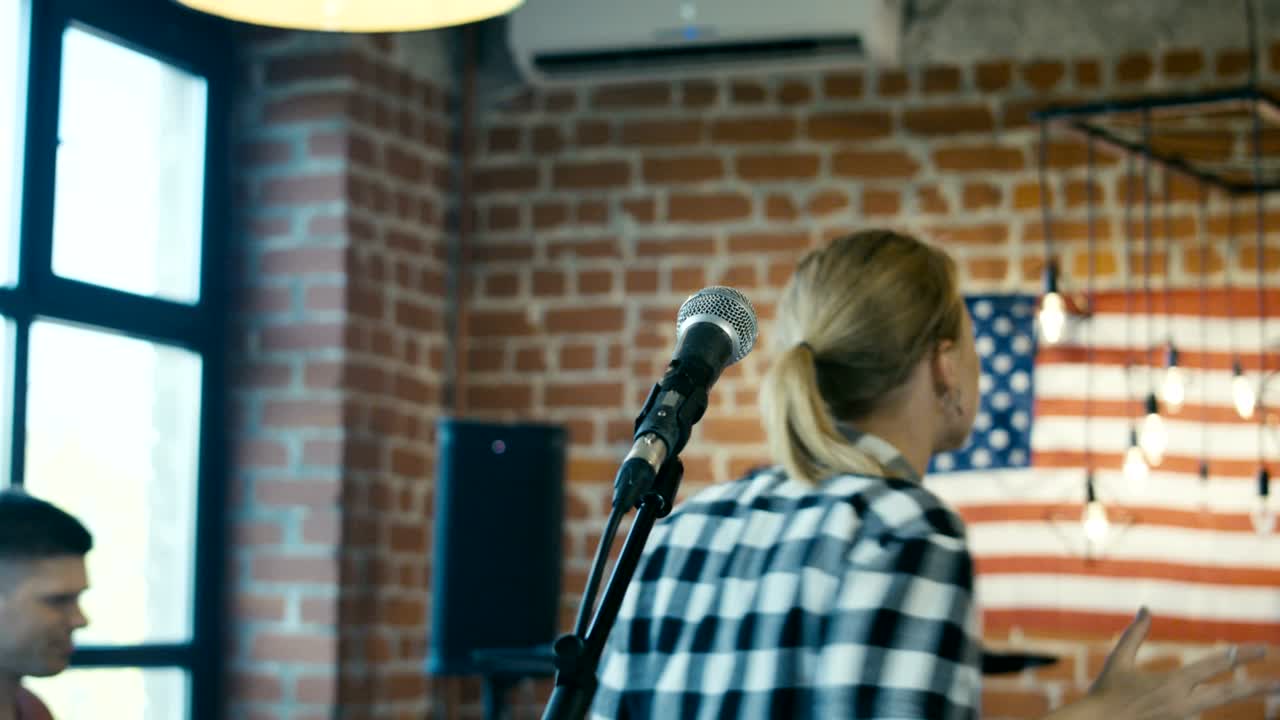 음악 밴드 가 연습 하는 동안 다 을 벌이고 있다