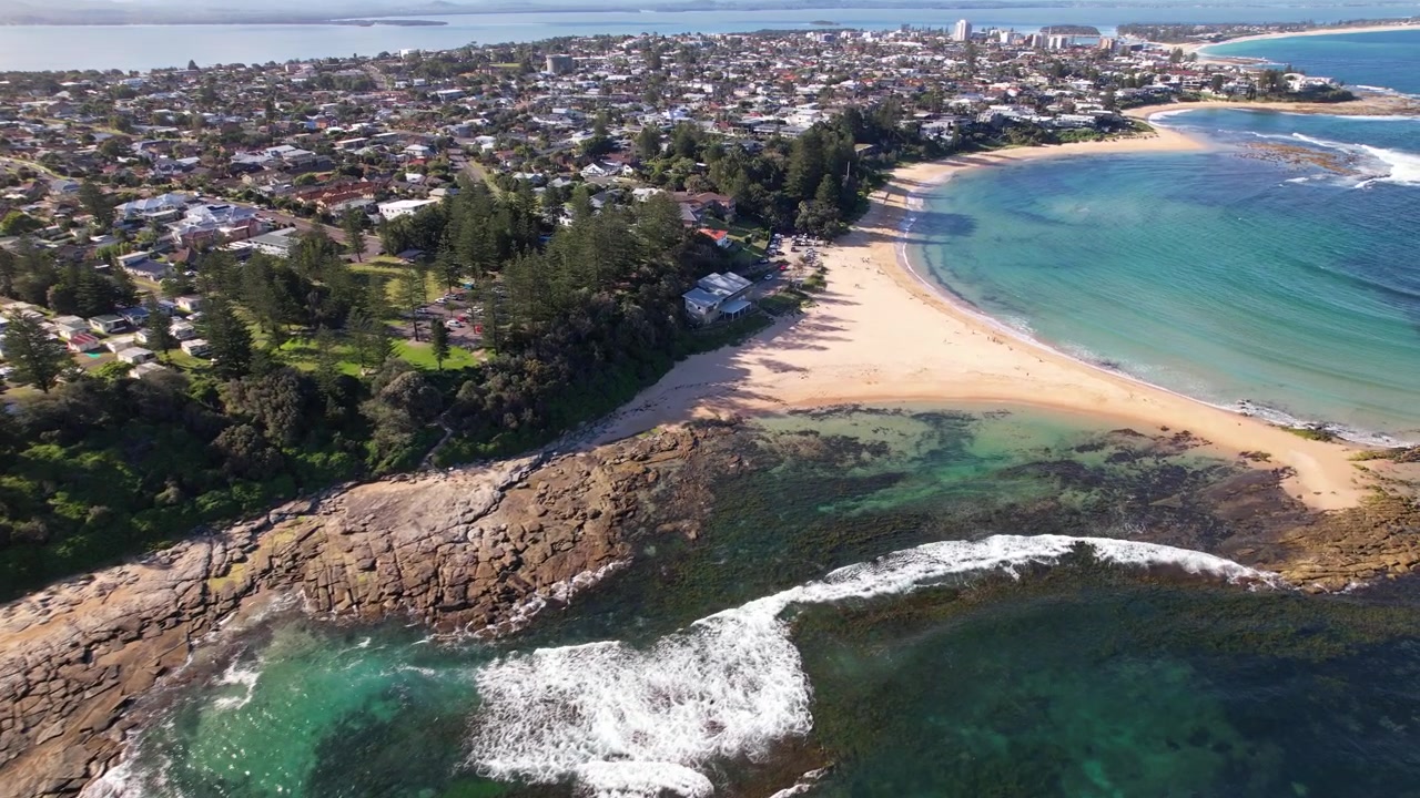 Oceano turchese a Little Bay, Toowoon Bay, Nuovo Galles del Sud, Australia - Ripresa aerea.