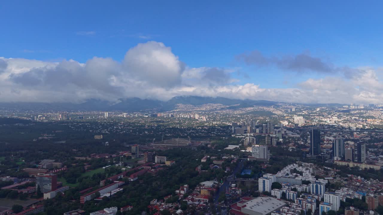 Filmato aereo di Città del Messico con cielo sereno