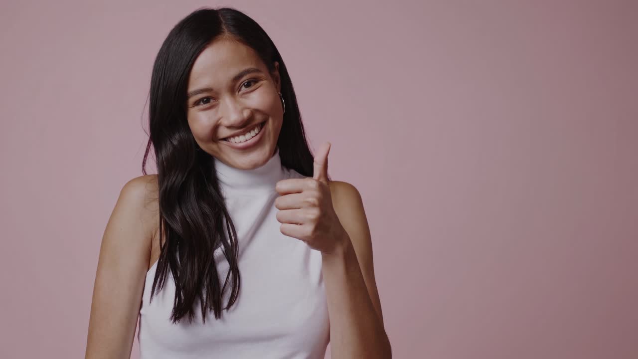 mujer sonriente dando un pulgar hacia arriba