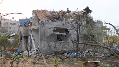 Gebäude-Und-Häuser-Durch-Israelische-Raketenangriffe-Völlig-Zerstört_Pan-Shot