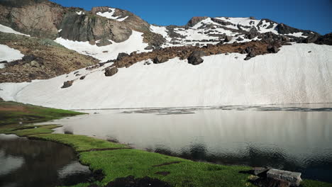 derretimiento de la nieve al final del invierno y el comienzo de la primavera formando un lago