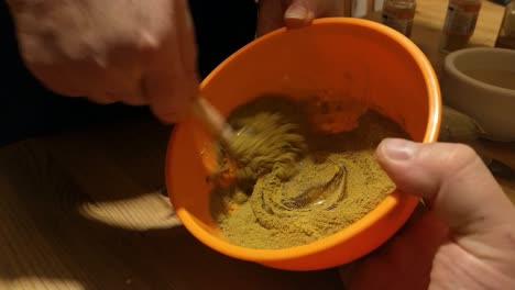 suplemento de remedio herbario en polvo de miel moringa y jengibre mezclado en un tazón