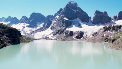 un hermoso reflejo de las montañas en el agua del lago