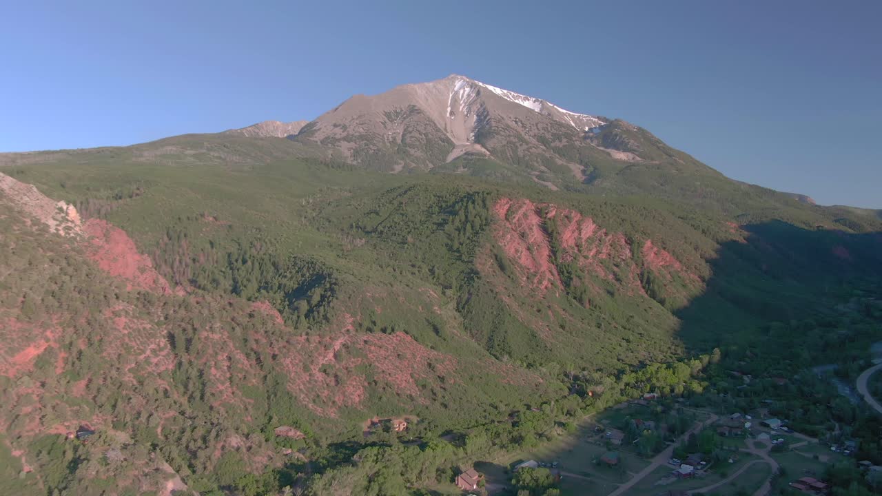 carbondale colorado의 mount sopris에서 조감도가 이동합니다.