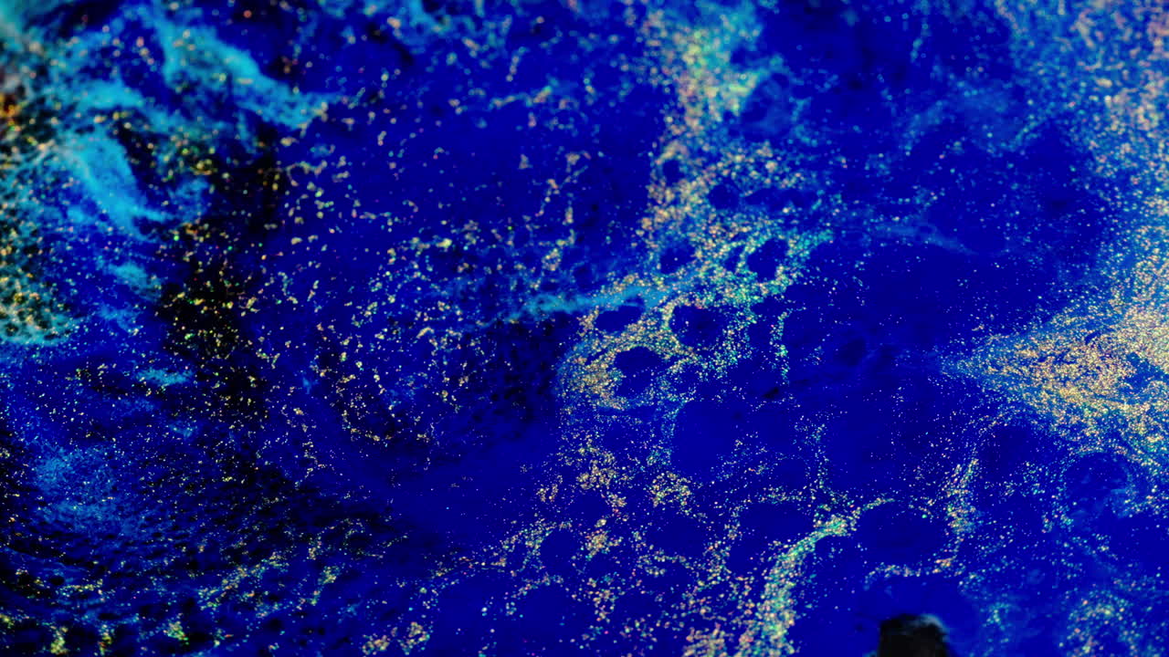 Sfondo astratto con inchiostro colorato stile analogico, vortici e gocce d'acqua blu