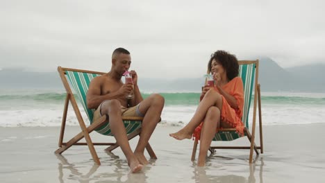 pareja disfrutando del tiempo libre junto al mar