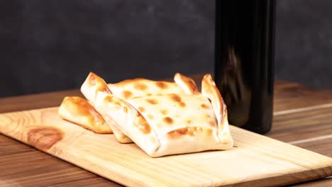 copas de vino chilenas y botella y variedad de empanadas