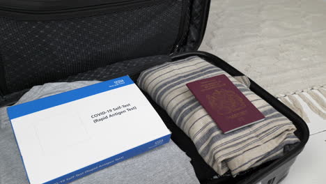 empacando el kit de autodiagnóstico covid del nhs listo para unas vacaciones en el extranjero