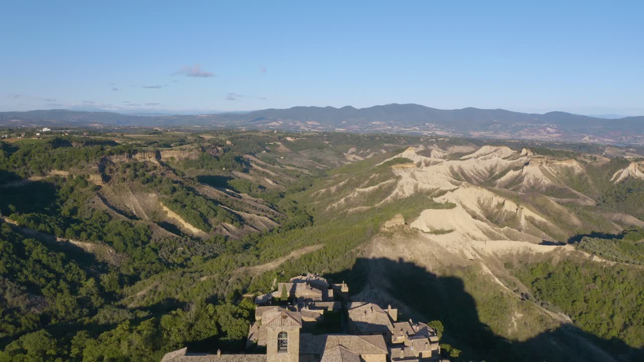 retroceso aéreo revela civita di bagnoregio, provincia de viterbo, lacio, italia