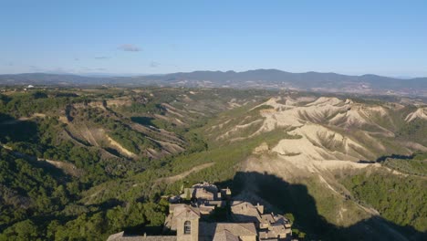 Retroceso-Aéreo-Revela-Civita-Di-Bagnoregio,-Provincia-De-Viterbo,-Lacio,-Italia