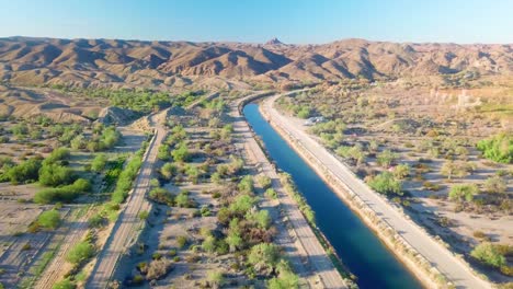 Vista-Aérea-De-Drones-Del-Canal-De-Riego-Por-Gravedad-Gila---Yuma-Arizona-En-El-área-De-Vida-Silvestre-Del-Lago-Mittry