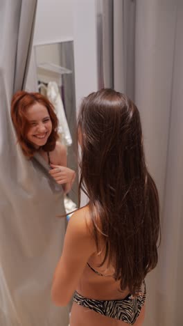 mujeres probando trajes de baño en un camerino
