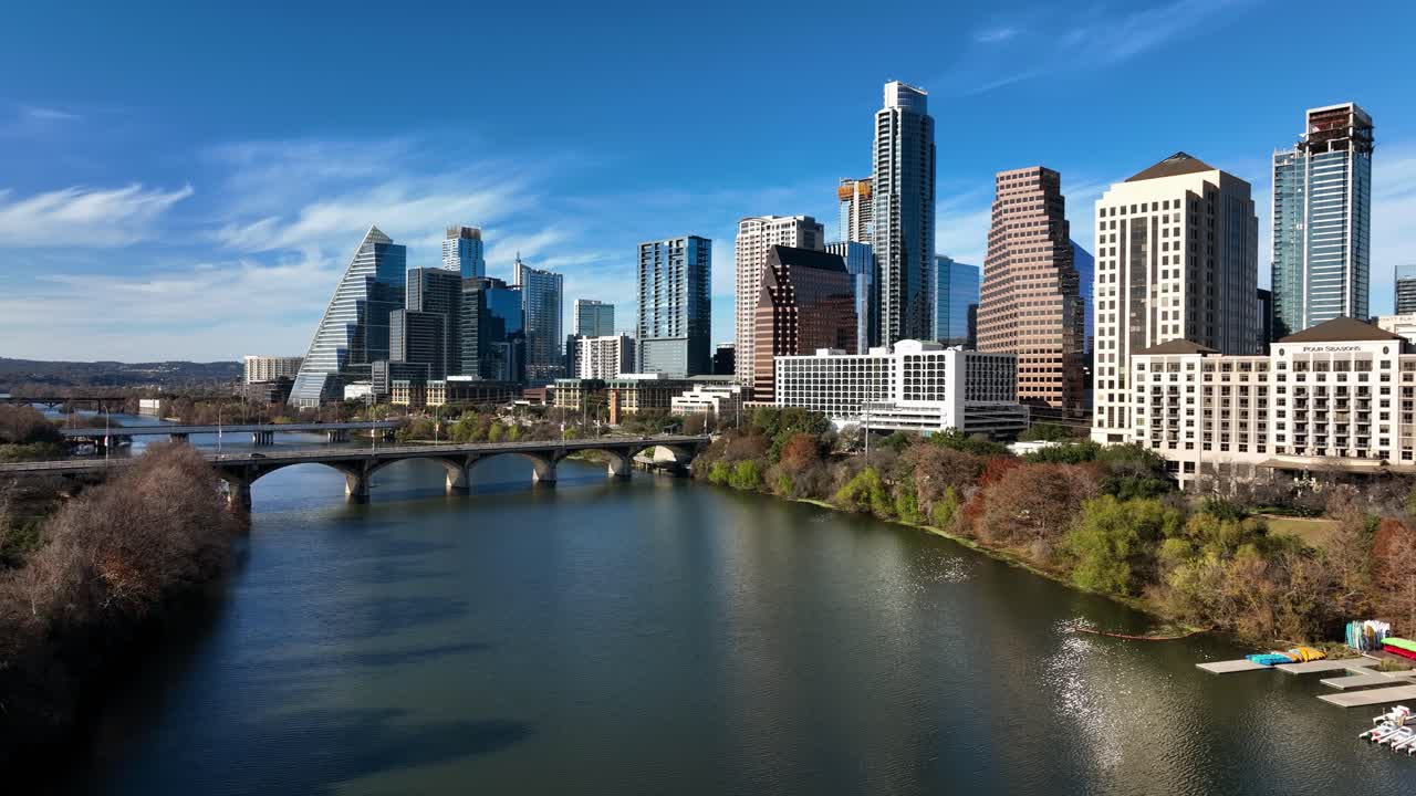 Traffico sul ponte Congress Avenue, nella soleggiata Austin, USA - time-lapse statico con drone