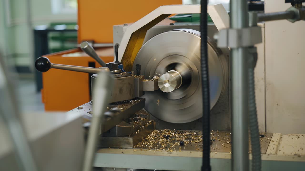 Lavorazione di un pezzo su un tornio in un'impresa industriale. Riprese del lavoro del tornitore.