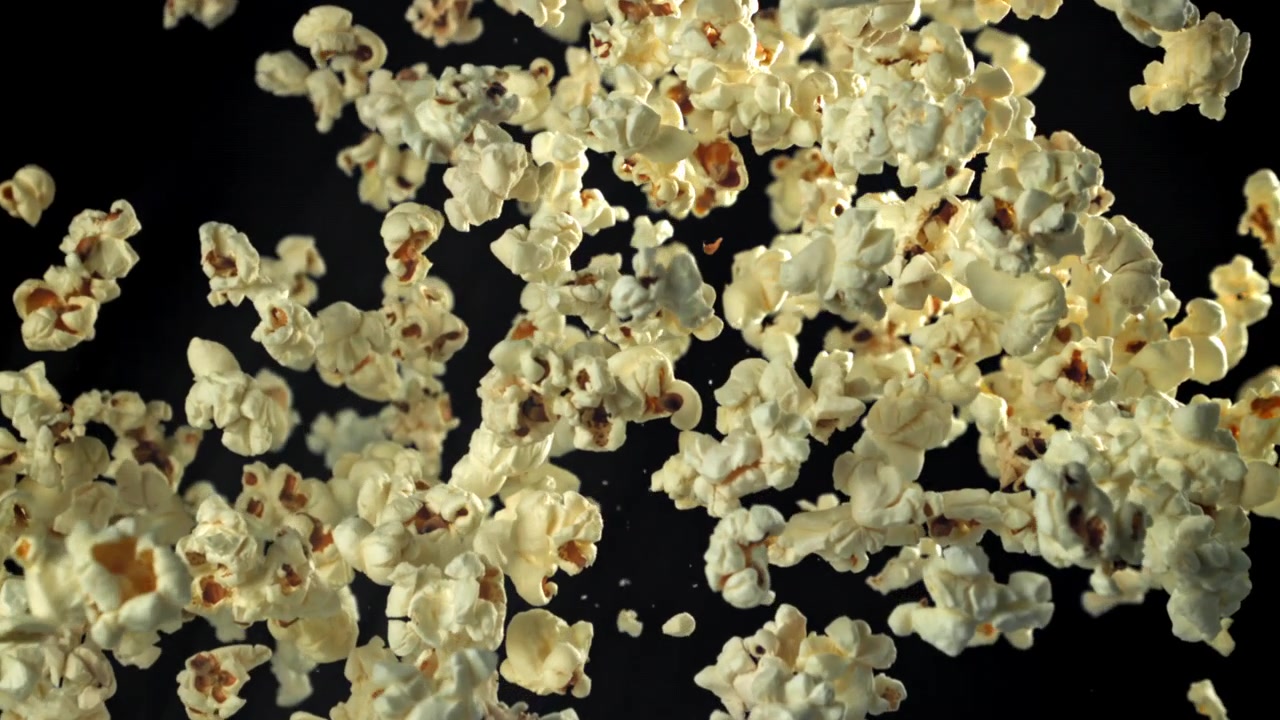 Popcorn in volo e in caduta al rallentatore su sfondo nero