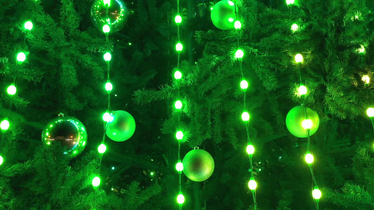 вспыхивающие цветные огни на рождественской елке