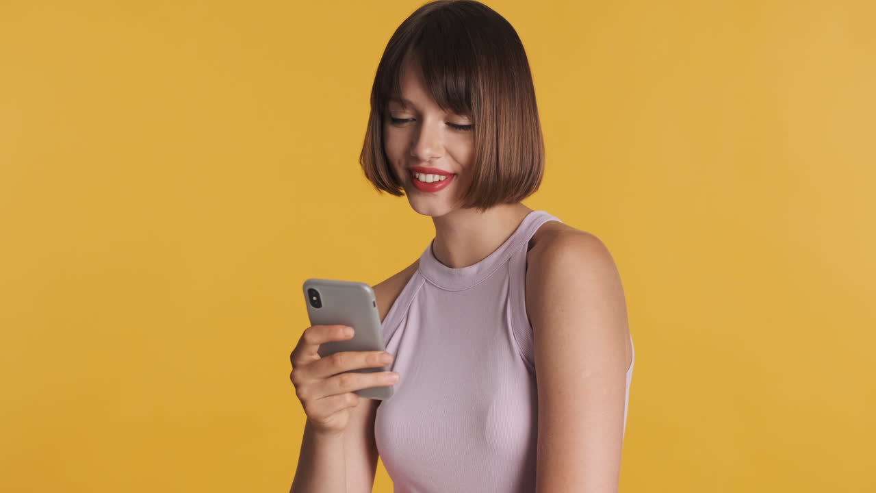 mujer feliz y sonriente usando un teléfono inteligente