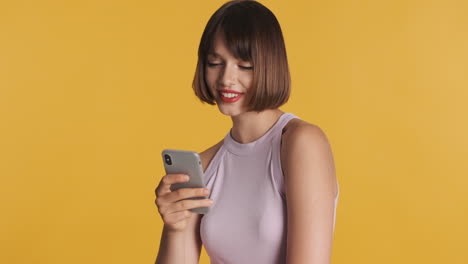 Mujer-Sonriente-Feliz-Usando-Un-Teléfono-Inteligente