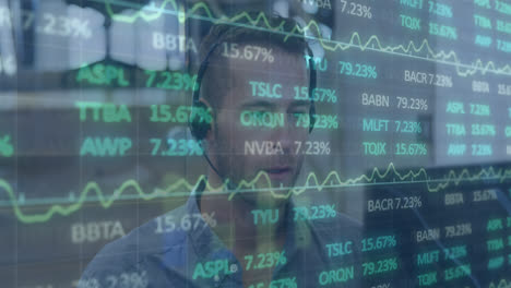 animación del procesamiento de datos del mercado de valores contra un empresario caucásico que usa una computadora portátil en la oficina
