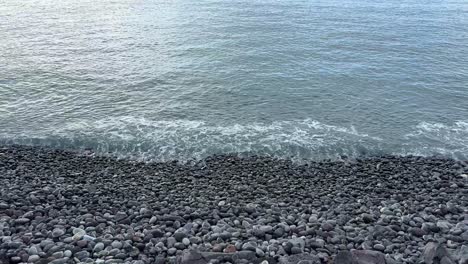 Pequeñas-Olas-Lentas-En-La-Playa-De-Piedras-De-Guijarros-En-Tenerife,-Islas-Canarias.