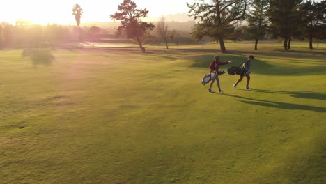 Montagevideo-Eines-Kaukasischen-Männlichen-Golfspielers,-Der-Auf-Einem-Sonnigen-Golfplatz-Golf-Spielt