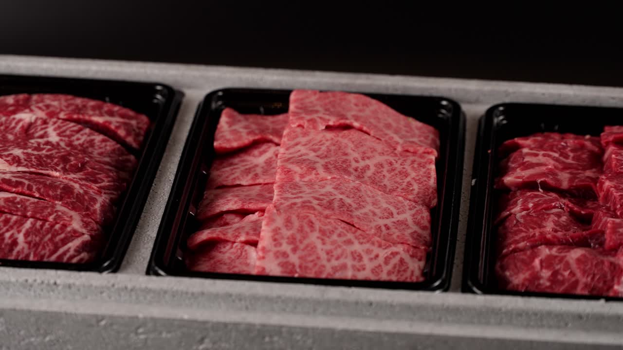 Tender Korean beef with rich marbling and deep umami, ideal for grilling or steak. 풍부한 마블링과 감칠맛을 지닌 한우, 구이와 스테이크에 완벽한 선택.