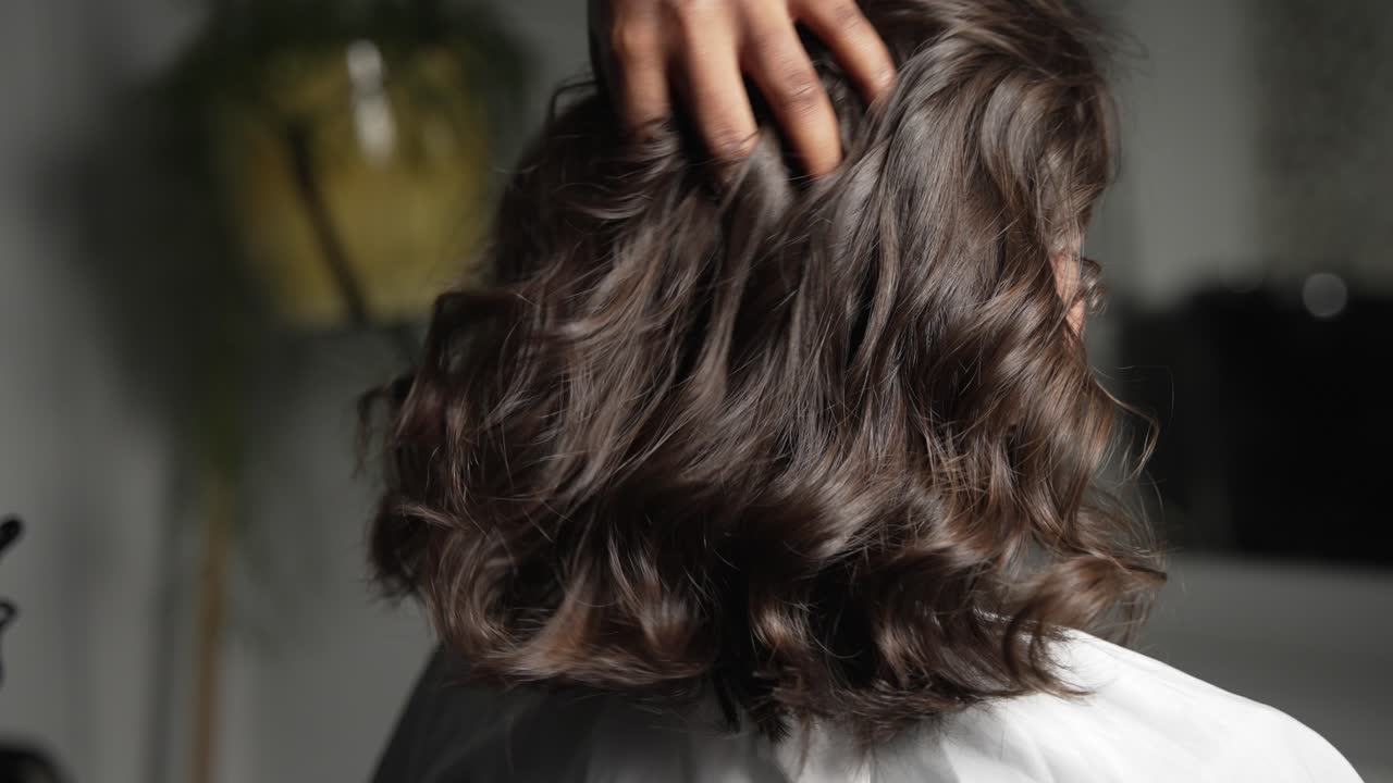 pelo rizado oscuro siendo sacudido en cámara lenta