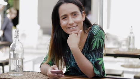 Mujer-Joven-Sentada-En-Un-Restaurante-Al-Aire-Libre