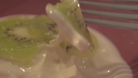 kiwi en rodajas en yogur cremoso