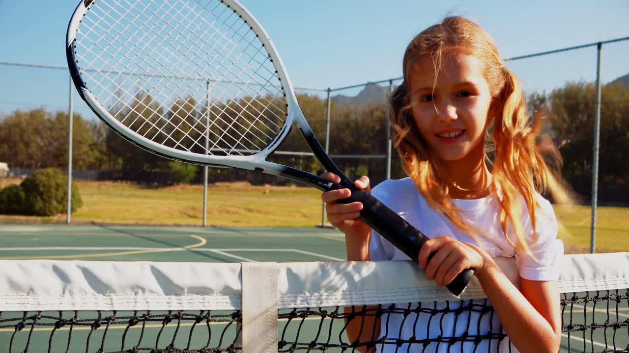 라켓 4k와 함께 서있는 귀여운 여학생의 초상화