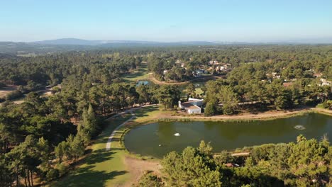 vuelo hacia adelante sobre un hermoso campo de golf en portugal