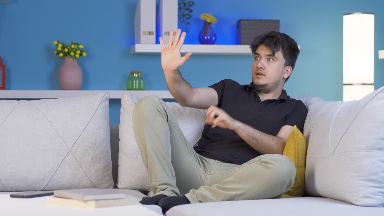 누군가가 오고 있다고 생각하는 정신병자.