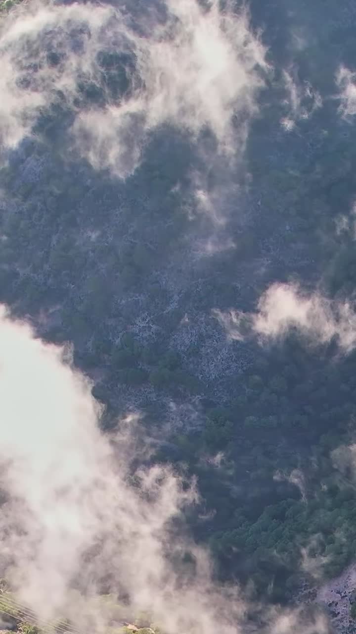Le nuvole si muovono sopra le verdi colline di Malaga, in Spagna, nelle prime ore del mattino