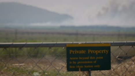 Pukaki-Derriba-El-Bosque-De-Incendios-De-Emergencia-De-Nueva-Zelanda-Durante-2023-Vista-Desde-Un-Terreno-Vallado-De-Propiedad-Privada,-Humo-A-Distancia-Sobre-Un-Bosque-De-Pinos