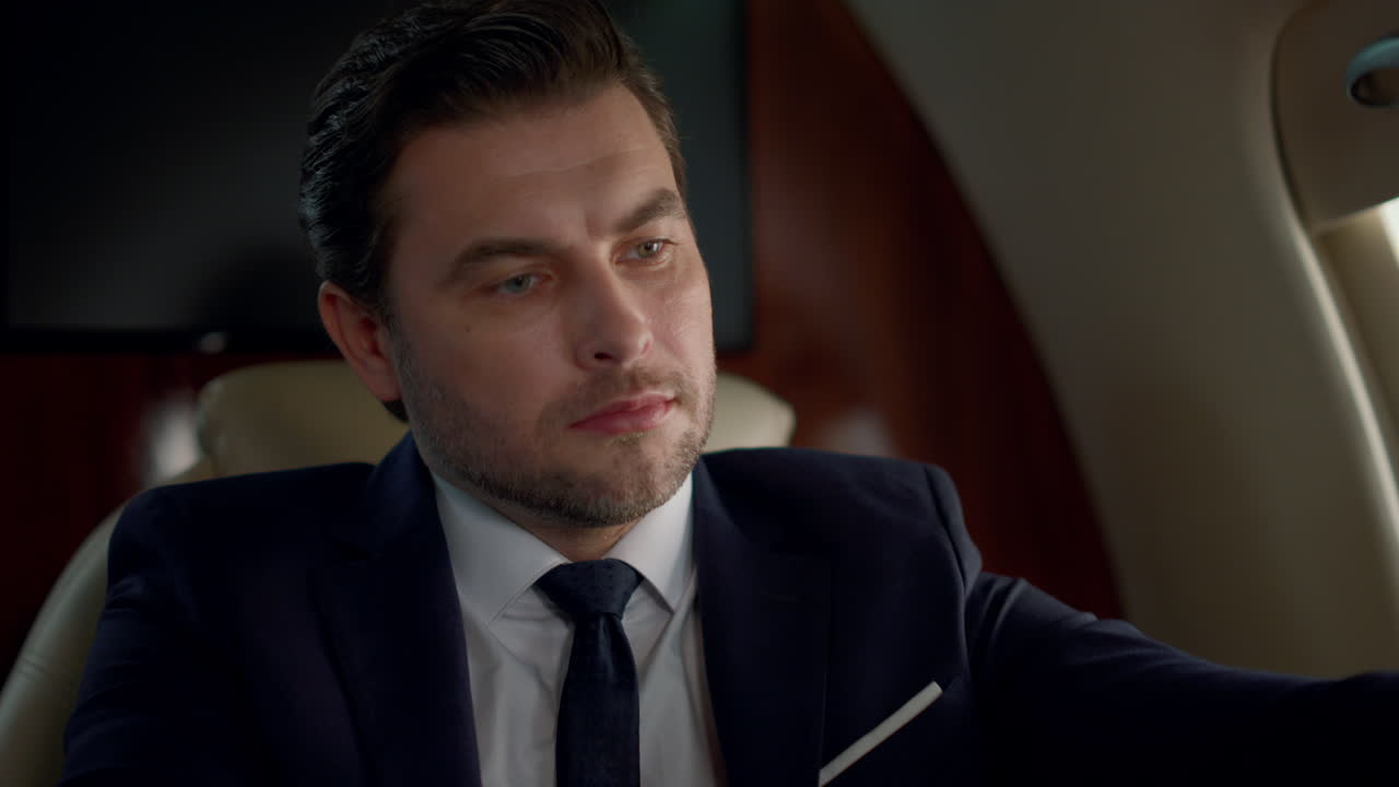 스트레스를 받은 남자가 일을 끝내고 노트북 컴퓨터를 닫습니다. 피곤한 사업가 휴식